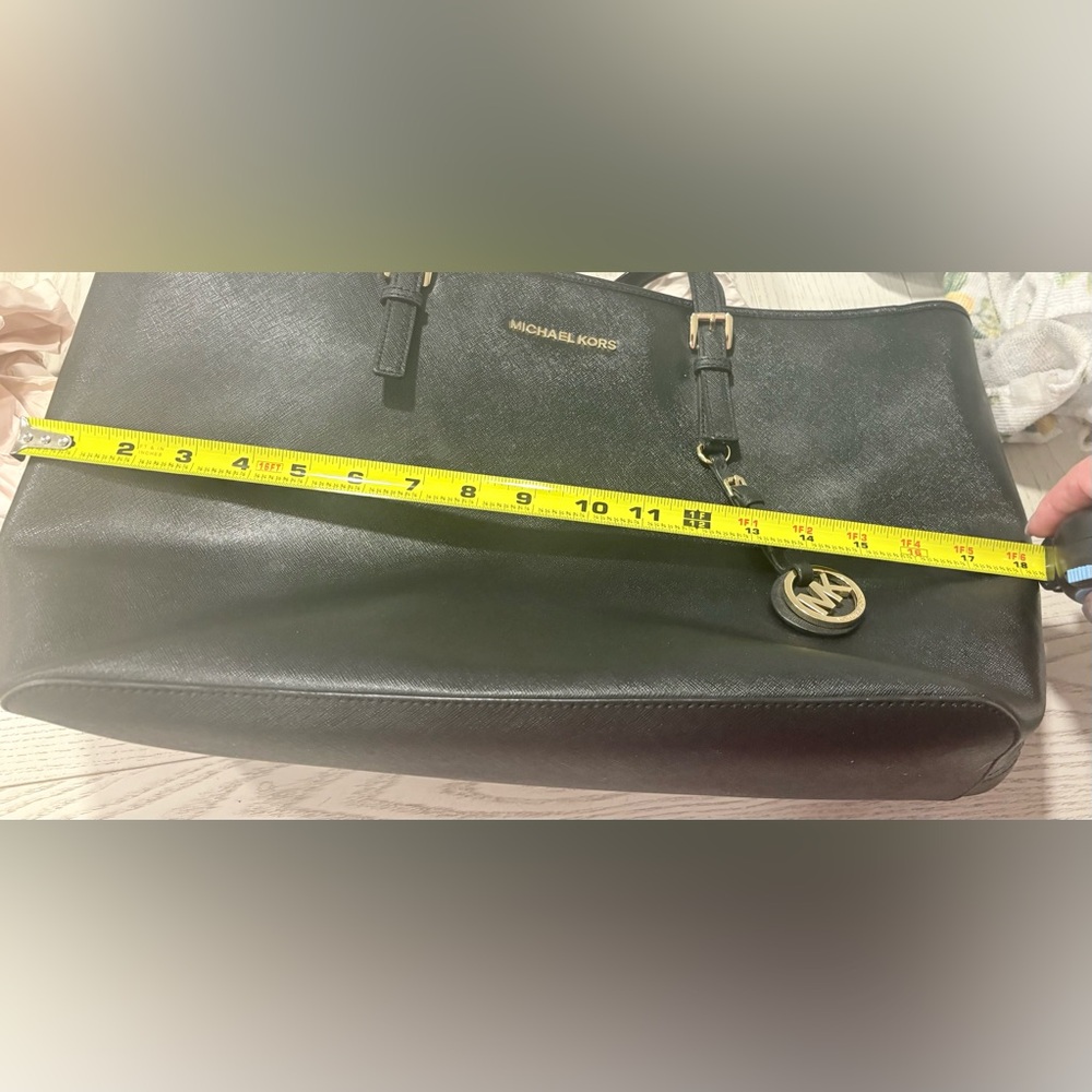 Black Michael Kors Tote Bag -Great condition

18 by 11 inches

FREE SHIPPING - Picture 7 of 11